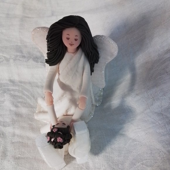 Kneeded Angel's "Mother and Daughter" Figurine: Caucasian, both with dark hair. - Picture 6 of 11